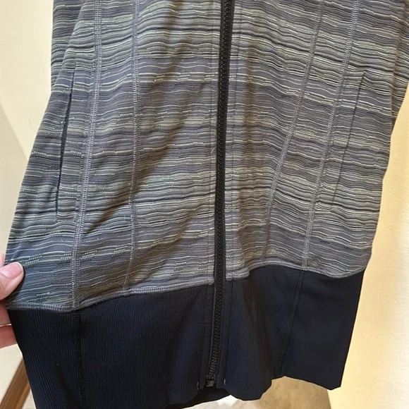 Lululemon women’s size 6 zip up hooded jacket - Picture 3 of 5
